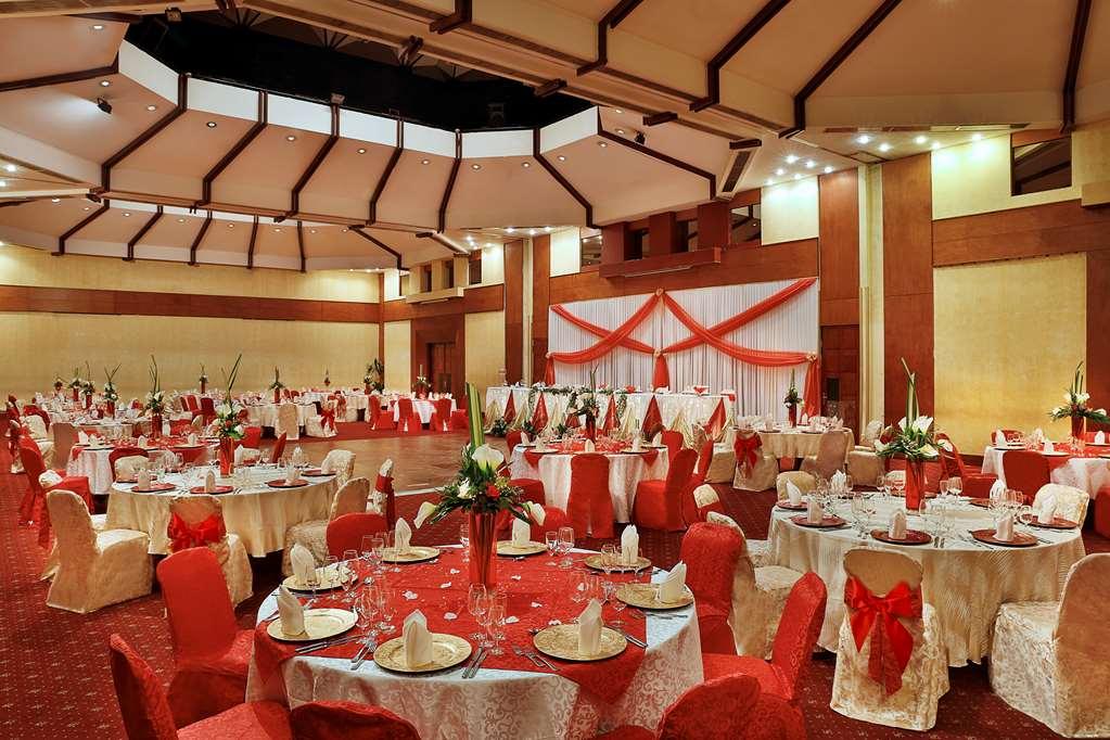 Hilton Yaounde Hotel Instalações foto