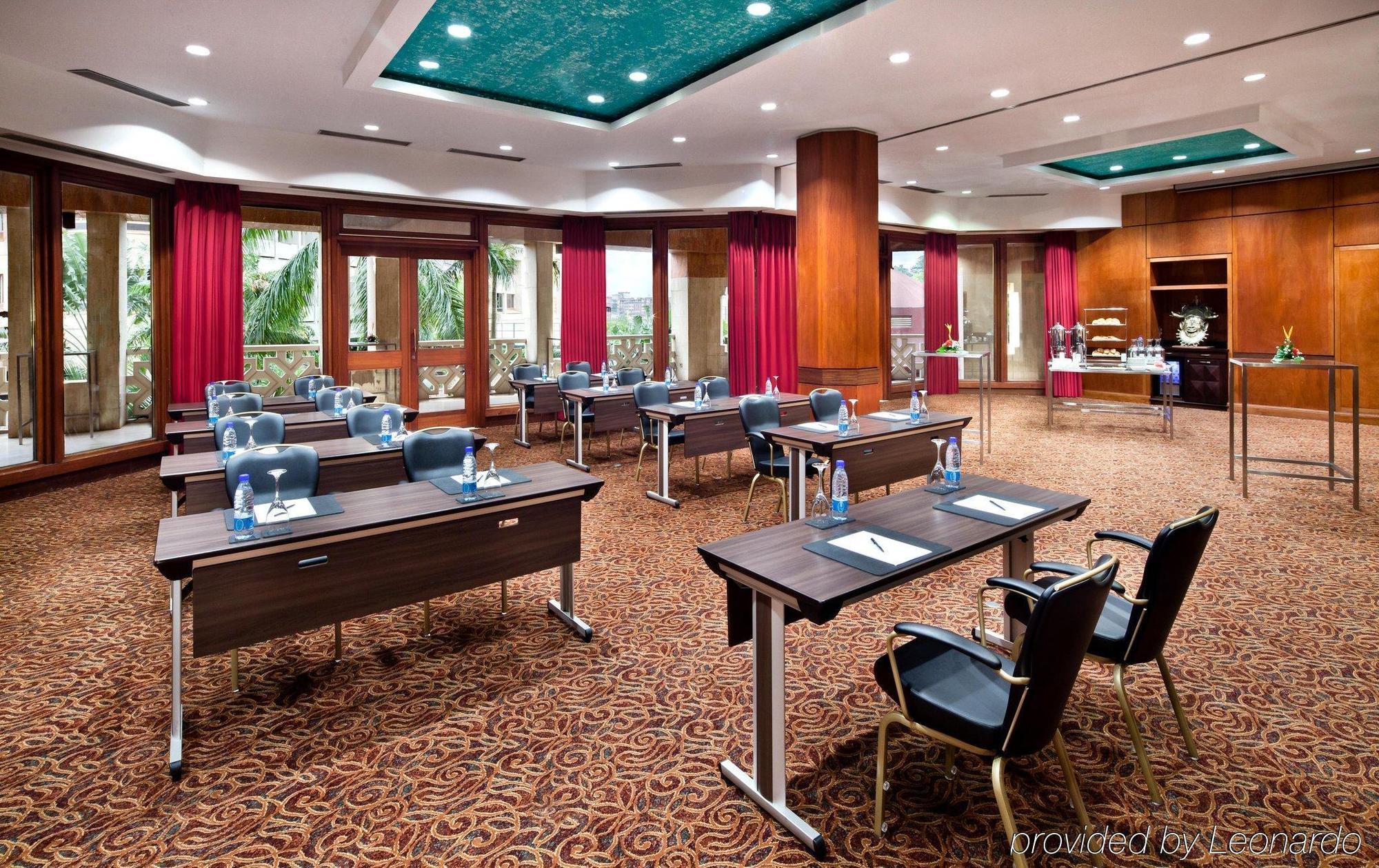 Hilton Yaounde Hotel Negócio foto